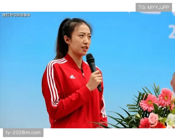 丁霞赛场像女王，巷口拎塑料袋买菜那张图把我打回凡间